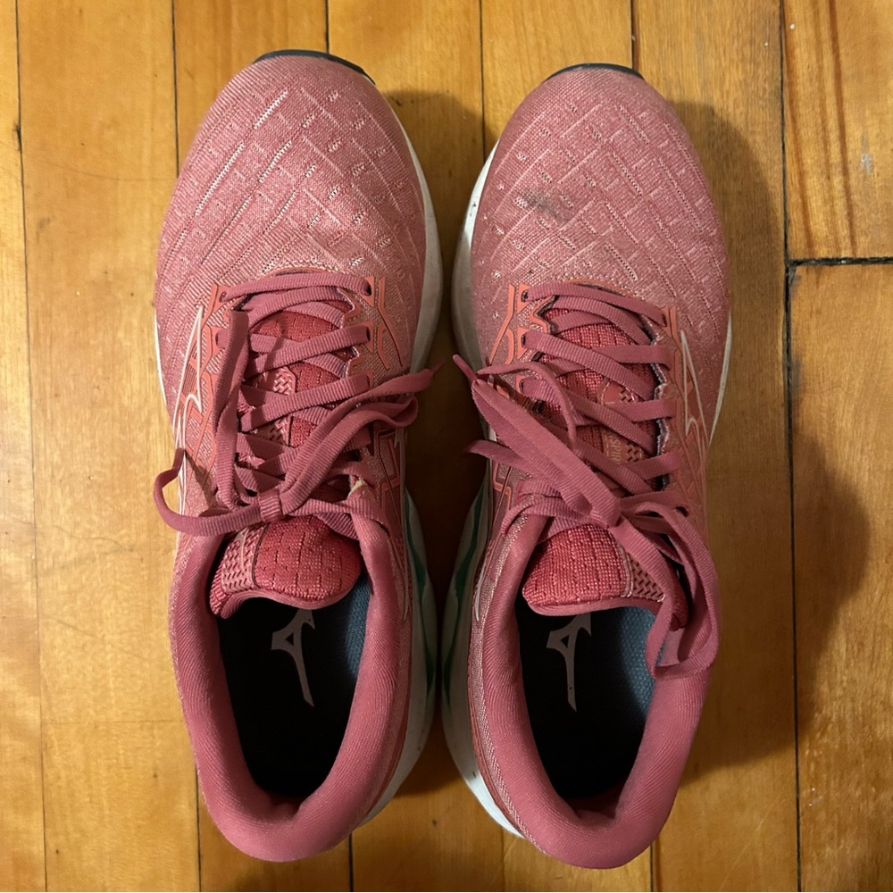Salmon Mizunos Wave Inspire 18